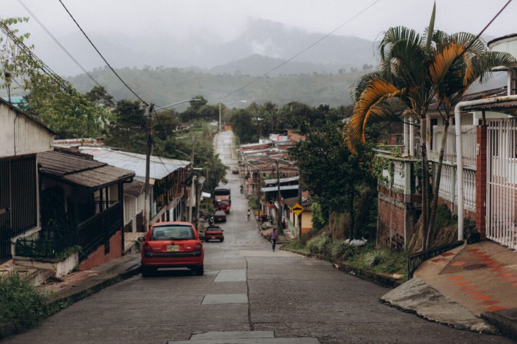 Camino rural en una zona verde del sur de Colombia, donde funciona la Zona de Ubicación Temporal