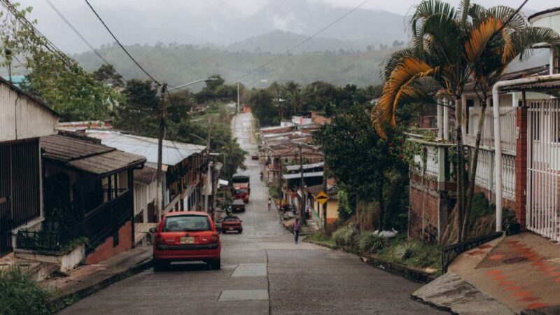 Camino rural en una zona verde del sur de Colombia, donde funciona la Zona de Ubicación Temporal