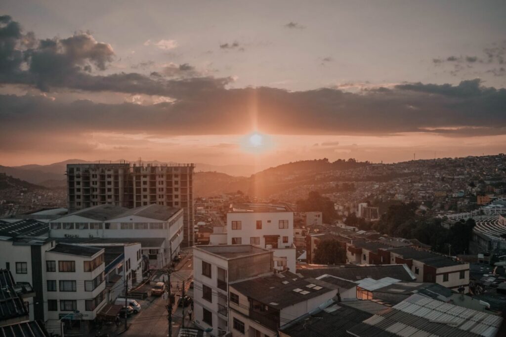 Vista de Manizales entre montañas, como representación del atractivo turístico de la ciudad