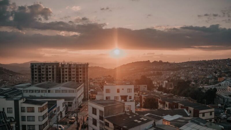 Vista de Manizales entre montañas, como representación del atractivo turístico de la ciudad