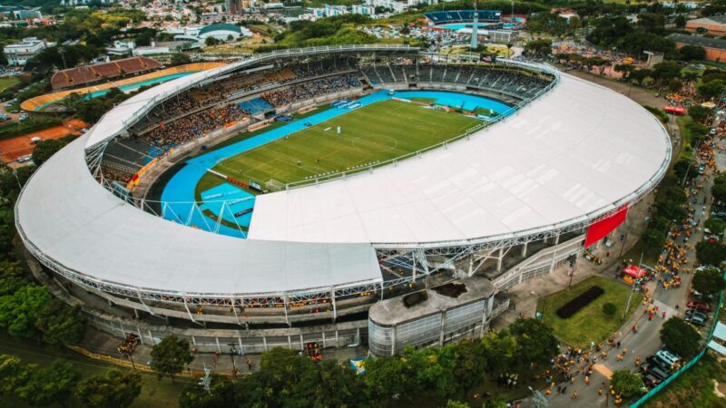Acción de un partido del fútbol profesional colombiano en la Liga BetPlay
