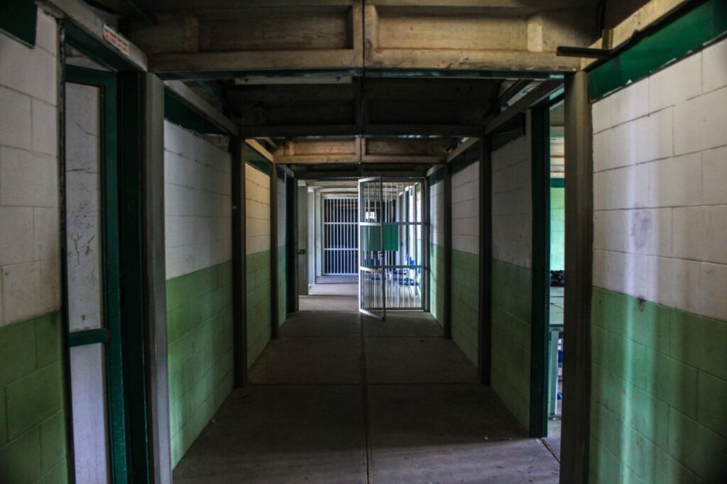 Pasillo de una instalación penitenciaria como representación de un traslado carcelario