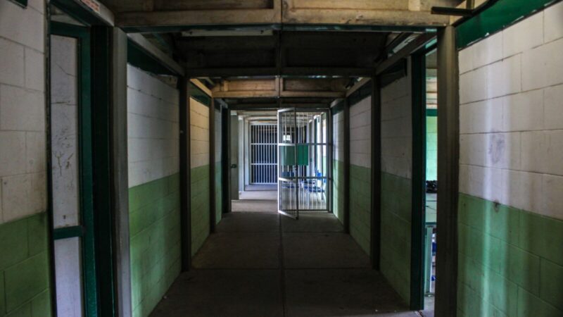 Pasillo de una instalación penitenciaria como representación de un traslado carcelario