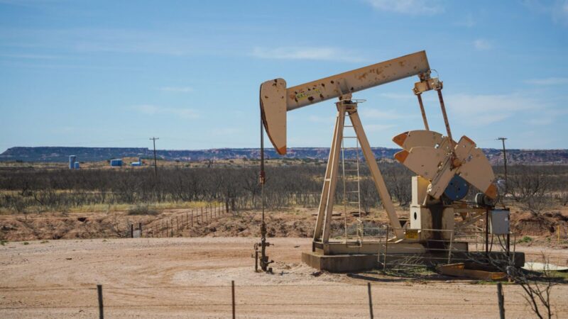 Gráfico de cotización del petróleo brent mostrando variaciones en el mercado internacional