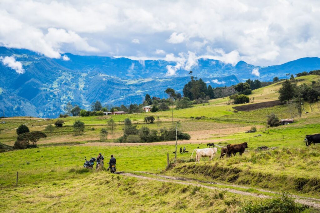 Paisaje rural de montaña en el suroccidente colombiano, zona afectada por la confrontación armada