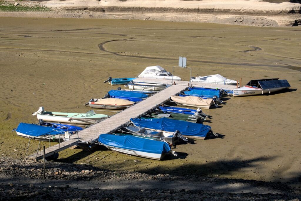 Fuente de agua con bajo caudal en una zona afectada por la sequía