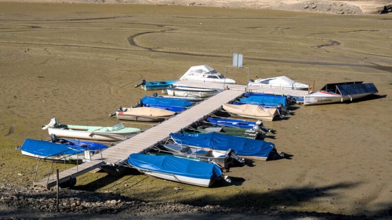 Fuente de agua con bajo caudal en una zona afectada por la sequía