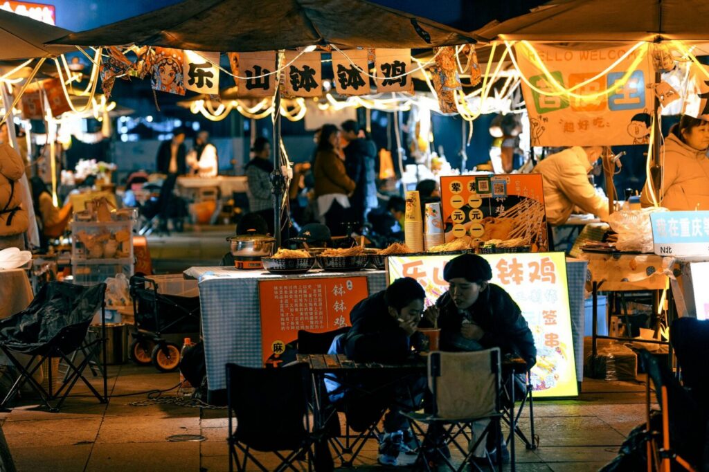 Visitantes recorren puestos de comida internacional en un festival al aire libre en Bogotá