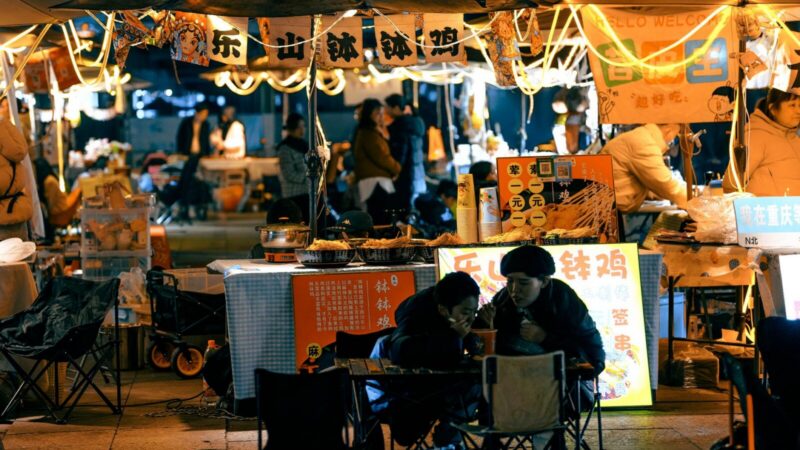 Visitantes recorren puestos de comida internacional en un festival al aire libre en Bogotá