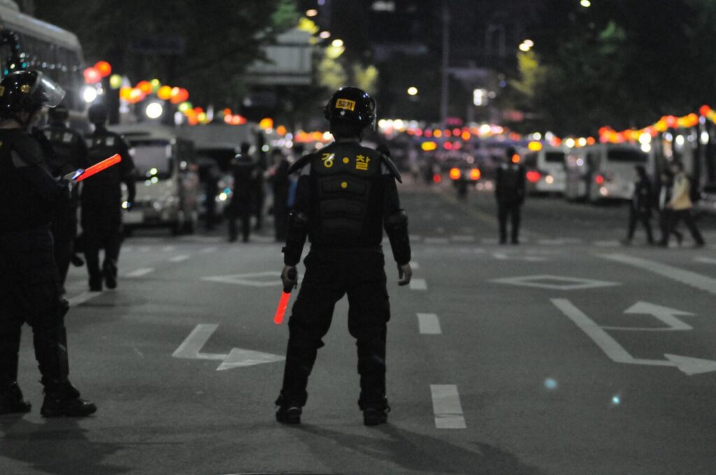 Agentes de la Policía Nacional durante una operación policial en una calle de Bogotá.