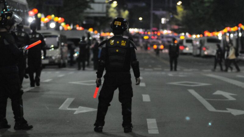 Agentes de la Policía Nacional durante una operación policial en una calle de Bogotá.