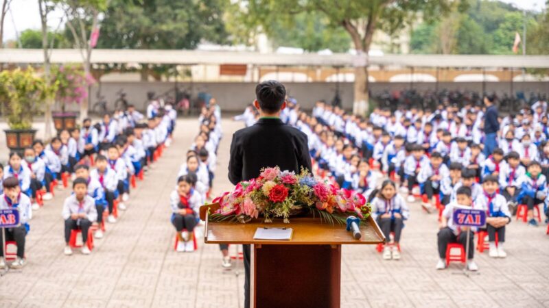 Maestros durante una movilización en defensa de la educación pública en Colombia