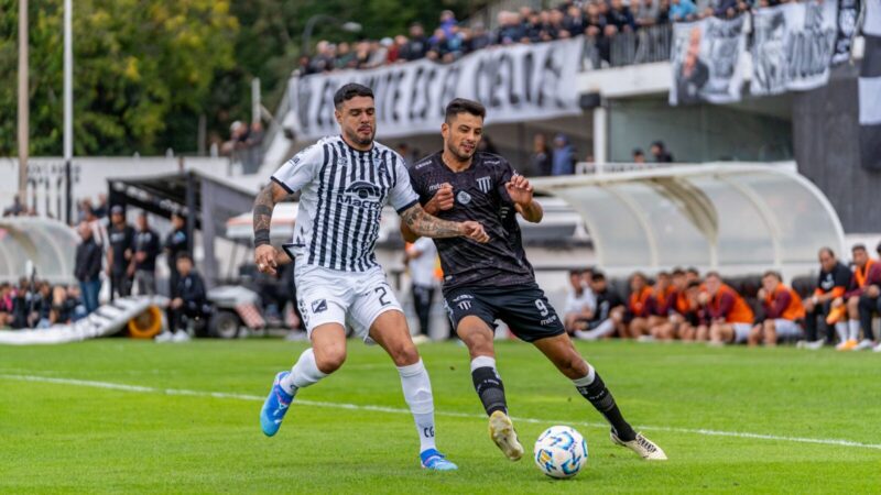 Jugadores en acción durante un partido de la Liga BetPlay I