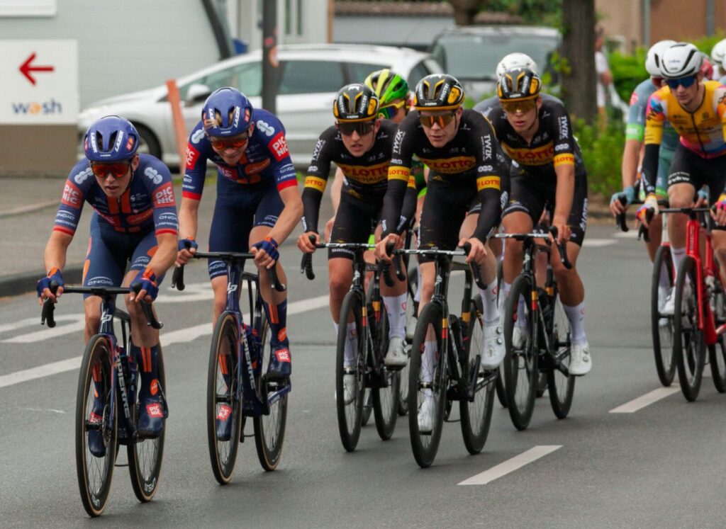 Pelotón de ciclistas durante una competencia internacional de ciclismo de ruta