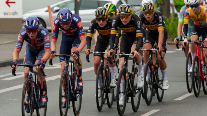 Pelotón de ciclistas durante una competencia internacional de ciclismo de ruta