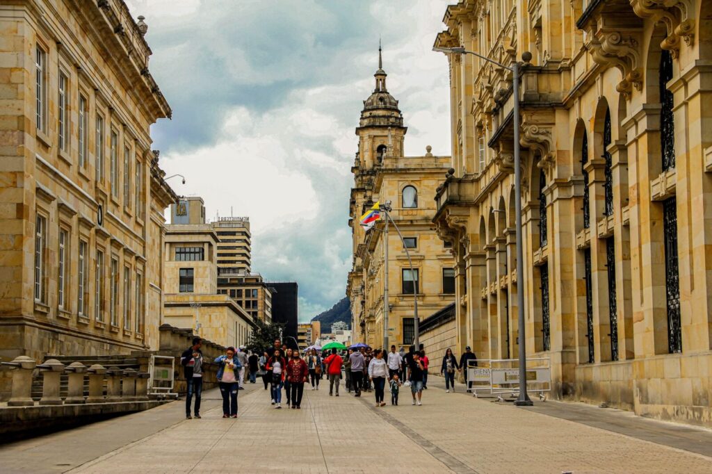 Bandera de Colombia ondeando frente a un edificio institucional, en referencia a la decisión anunciada por la Cancillería