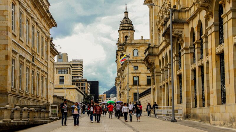 Bandera de Colombia ondeando frente a un edificio institucional, en referencia a la decisión anunciada por la Cancillería