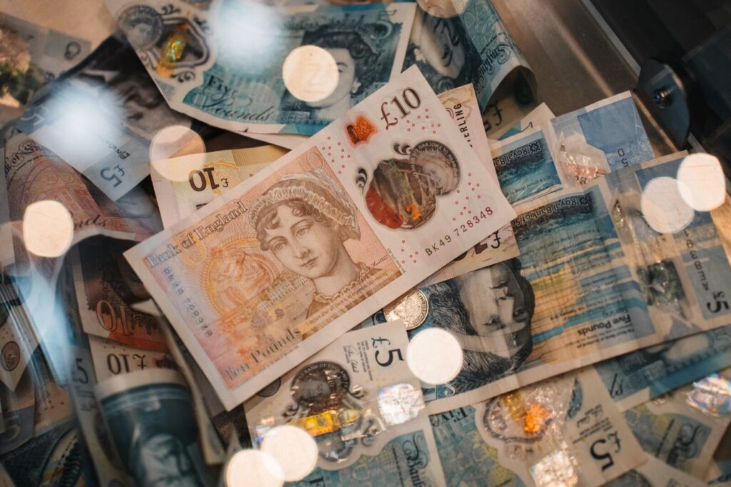 Billetes de dinero en efectivo representando las nuevas opciones de consignación en tiendas OXXO y Farmatodo