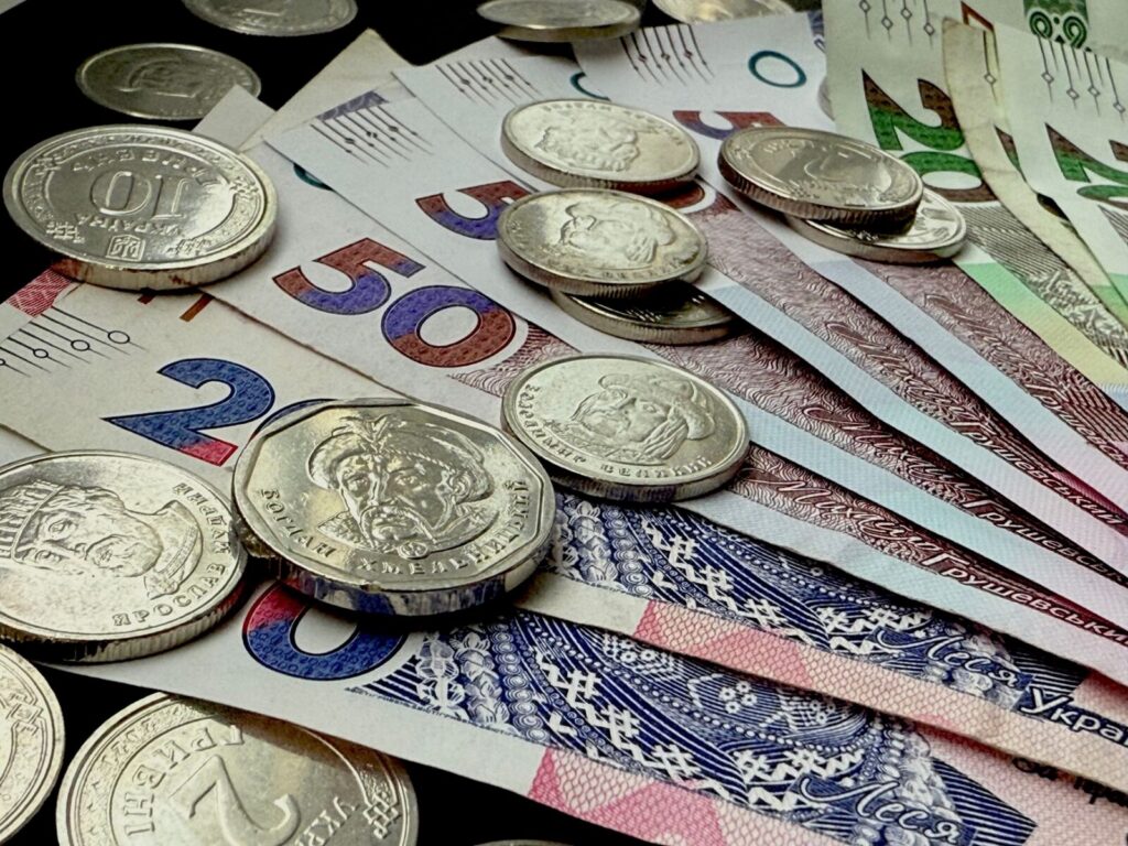 Billetes de dólar apilados, imagen referente del mercado cambiario y del alza del precio de la divisa en Colombia.
