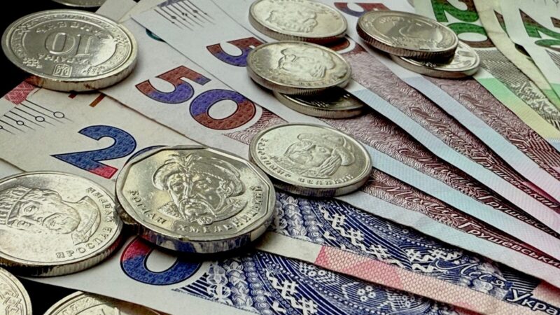 Billetes de dólar apilados, imagen referente del mercado cambiario y del alza del precio de la divisa en Colombia.