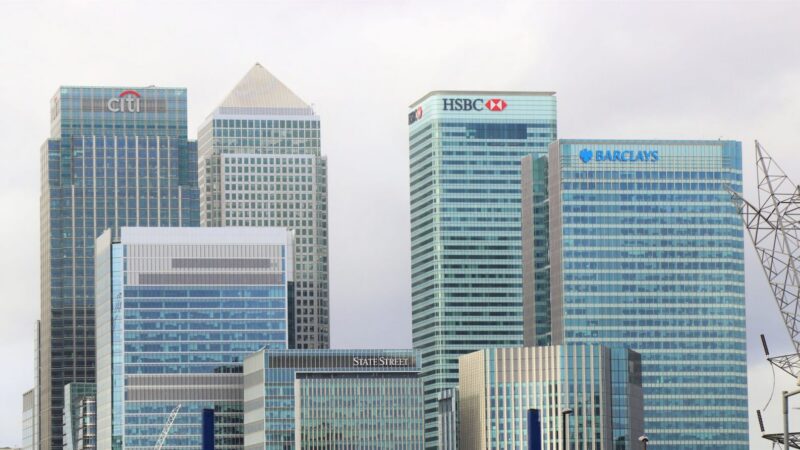 Edificios corporativos de un distrito financiero, imagen referencial de la actividad bancaria y de inversión que amplía Credicorp Capital en Colombia.