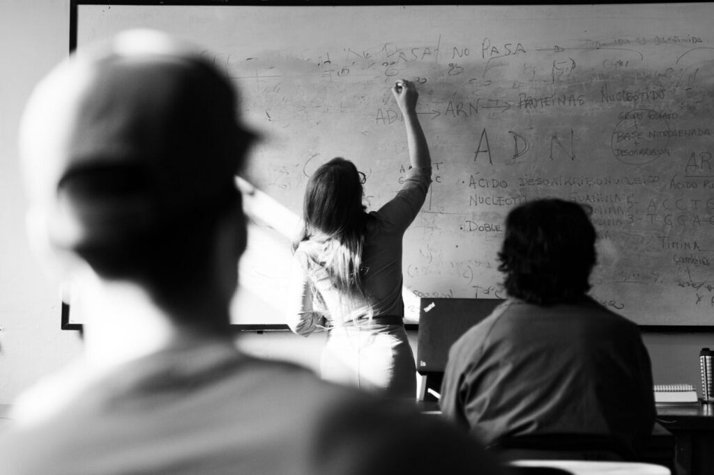 Estudiantes caminan por el campus de una universidad durante la jornada académica