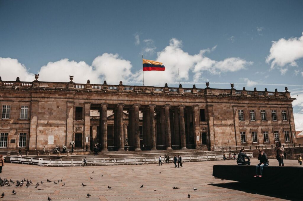 Sede de la administración distrital de Bogotá, donde compara la propuesta tributaria de acuerdo 724 de 2026.
