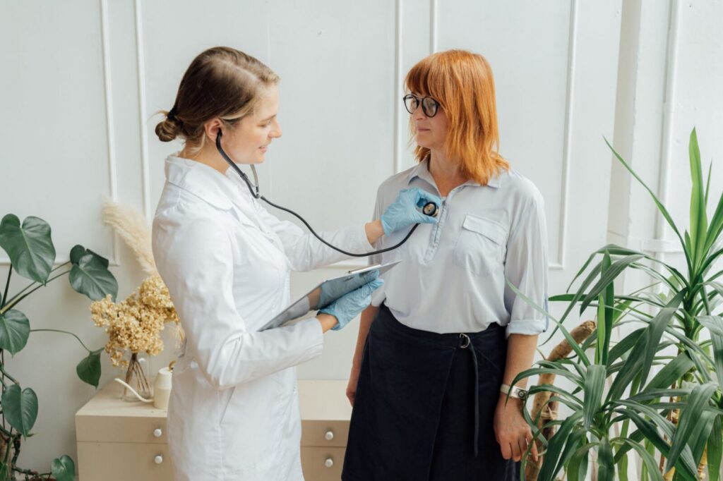 Mujer en una consulta relacionada con servicios de salud reproductiva