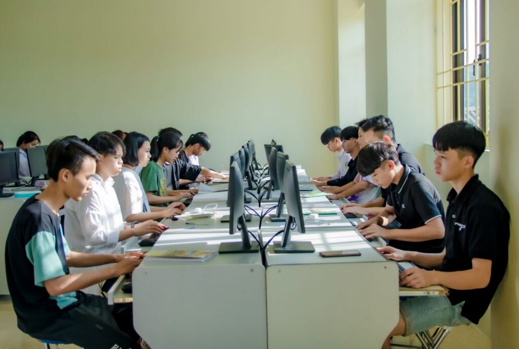 Jóvenes participando en una capacitación digital, en línea con el programa de la Fundación Citi para desarrollar habilidades de inteligencia artificial