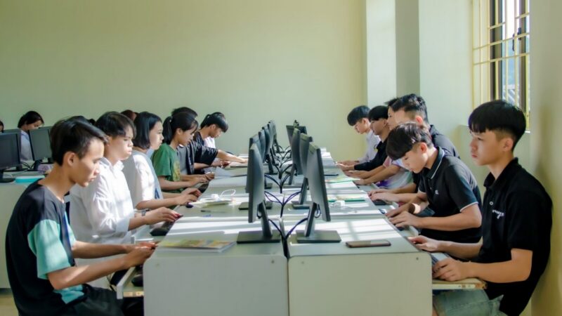 Jóvenes participando en una capacitación digital, en línea con el programa de la Fundación Citi para desarrollar habilidades de inteligencia artificial