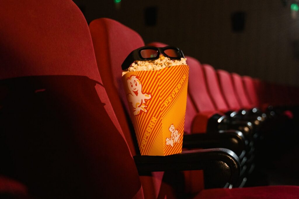 Sala de cine durante la presentación de una película colombiana de comedia