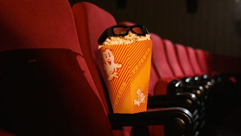 Sala de cine durante la presentación de una película colombiana de comedia