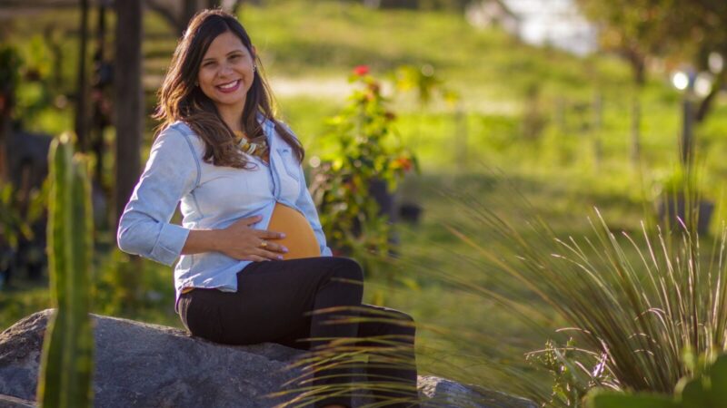 Lina Tejeiro celebrando la llegada de su primer hijo, Gael, nacido antes de la fecha prevista.