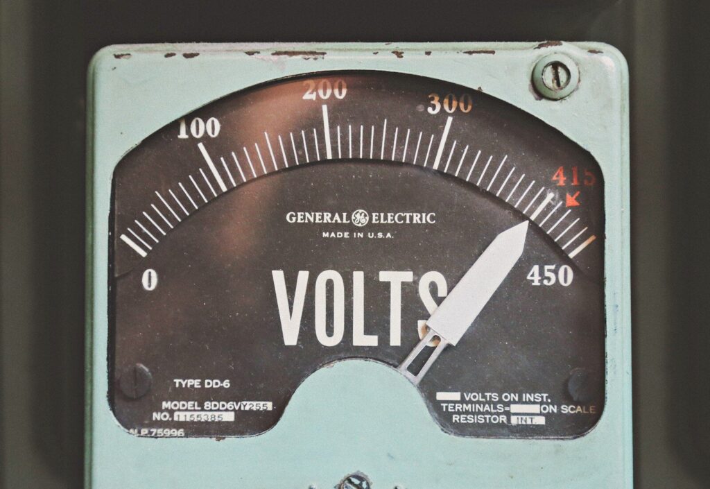 Medidor eléctrico y factura de servicios públicos sobre una mesa