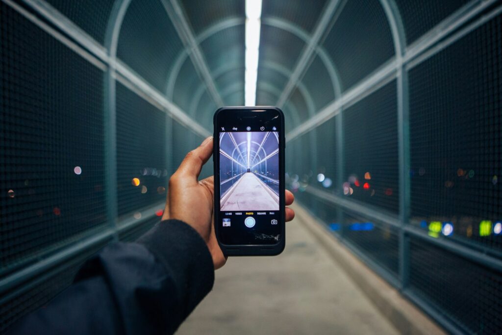 Persona usando un teléfono inteligente para verificar su identidad en un servicio digital