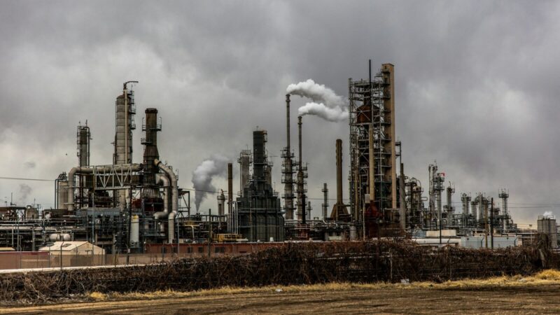 Instalaciones industriales dedicadas a la producción y procesamiento de gas natural