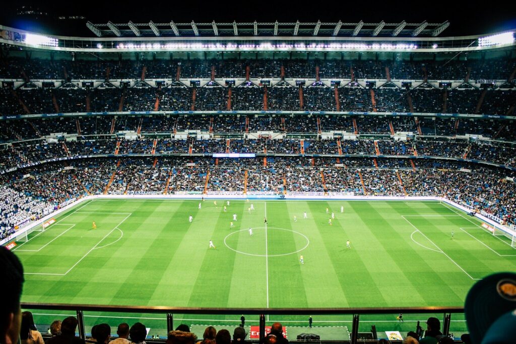 Jugadores disputan un partido internacional de fútbol en un estadio
