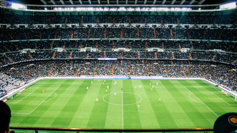 Jugadores disputan un partido internacional de fútbol en un estadio