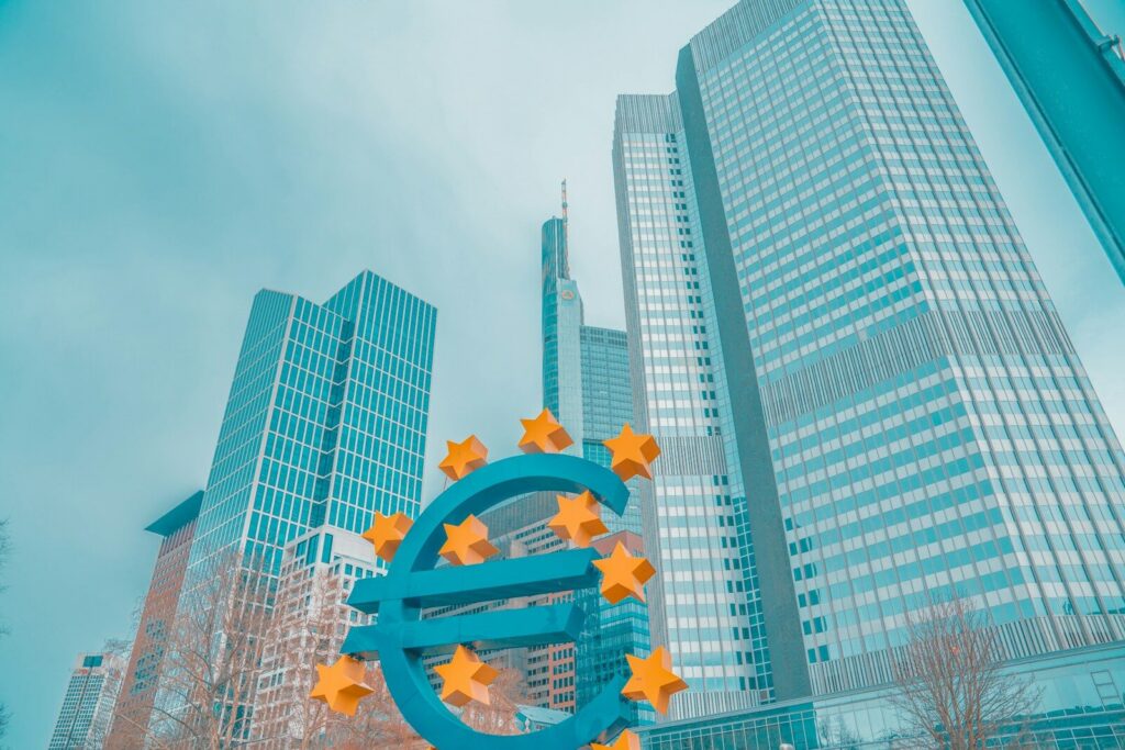 Infraestructura energética que representa el impacto de los precios de la energía sobre la inflación europea
