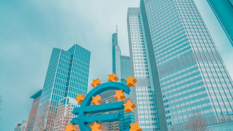 Infraestructura energética que representa el impacto de los precios de la energía sobre la inflación europea