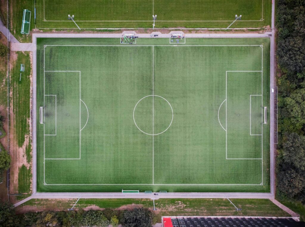 Jugadores de una selección de fútbol durante un entrenamiento en un estadio