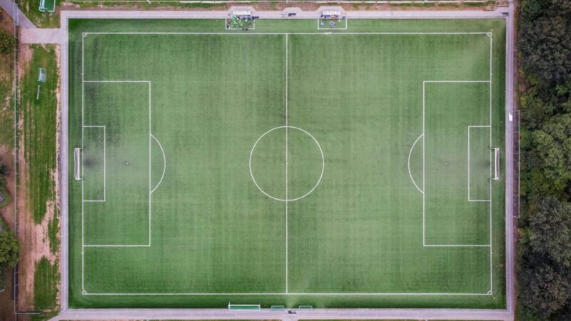 Jugadores de una selección de fútbol durante un entrenamiento en un estadio