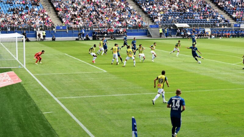 Partido de fútbol entre dos equipos colombianos en un estadio