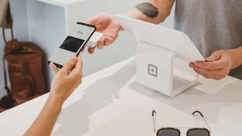 Comercio que ofrece servicios financieros y transacciones digitales a sus clientes