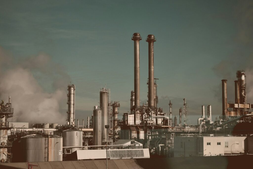 Tanques y estructuras de una instalación petrolera, imagen relacionada con las operaciones de energía en Venezuela