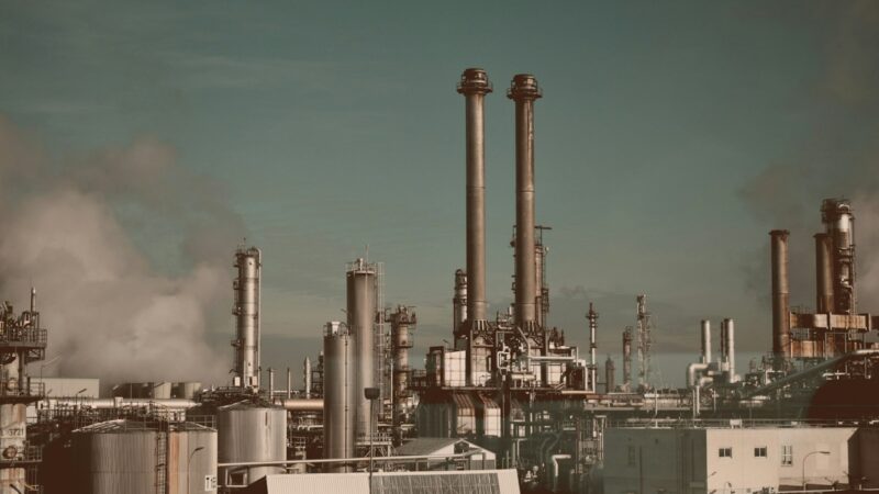 Tanques y estructuras de una instalación petrolera, imagen relacionada con las operaciones de energía en Venezuela