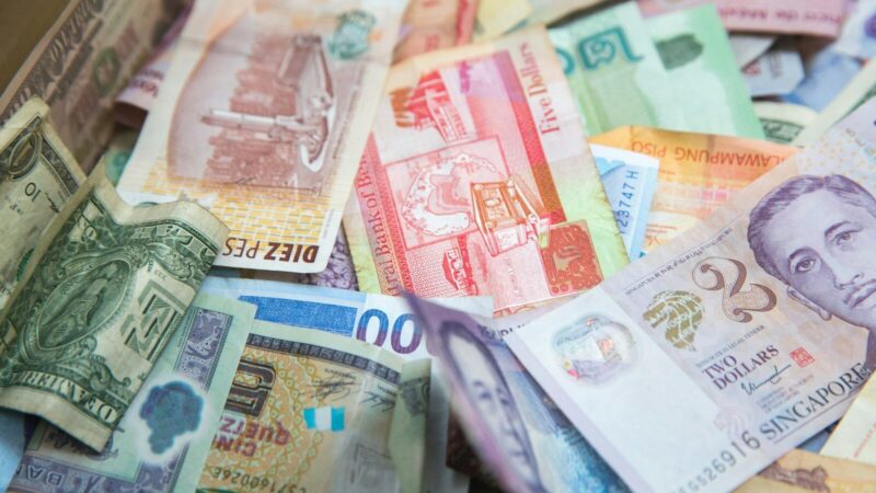 Billetes y elementos financieros que representan la política monetaria y las tasas de interés