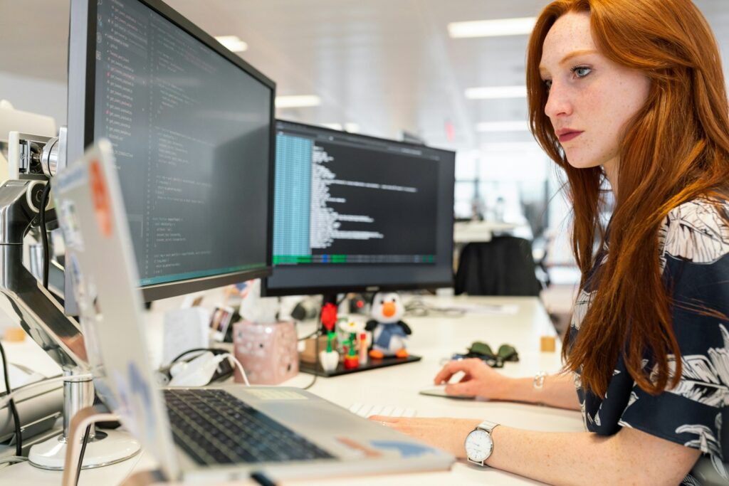 Persona escribiendo código en un computador durante una jornada de aprendizaje de programación