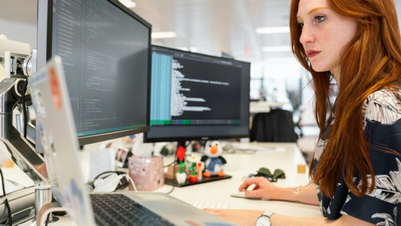 Persona escribiendo código en un computador durante una jornada de aprendizaje de programación