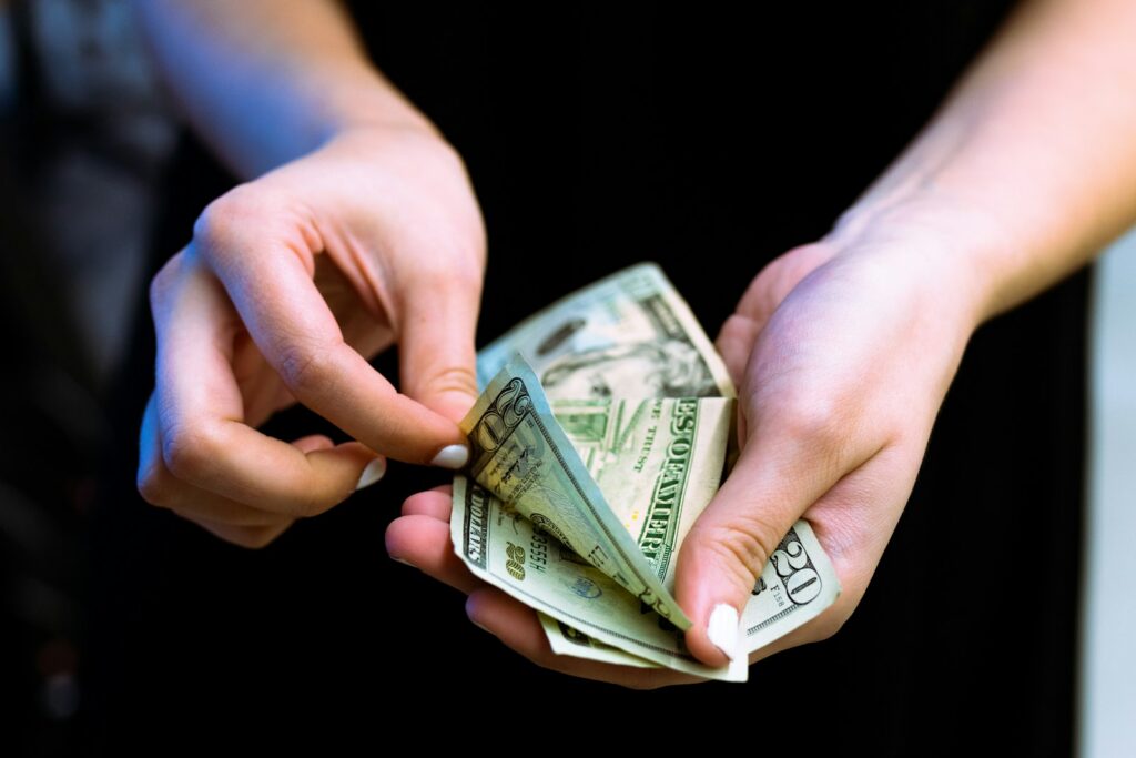 Boleta de lotería junto a números ganadores y elementos de celebración